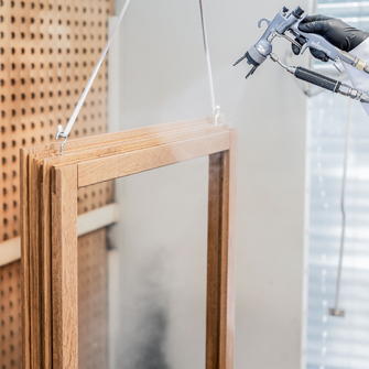 Technologia CrystalClear łączy w sobie maksymalną przejrzystość oraz skuteczną ochronę powierzchni i ochronę przed działaniem światła na oknach drewnianych.  | © ADLER